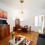 Premium Classical Apartment With Free Parking