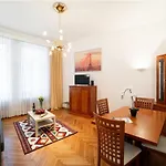 Premium Classical Apartment With Free Parking