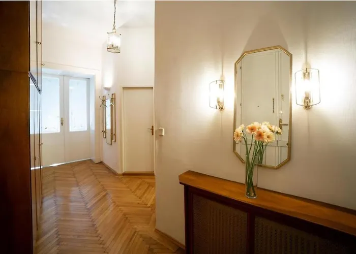Premium Classical Apartment With Free Parking